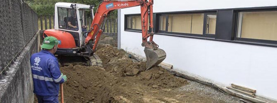 SAN SADURNIÑO-El Concello ejecuta con personal del plan especial las obras de ampliación del gimnasio local