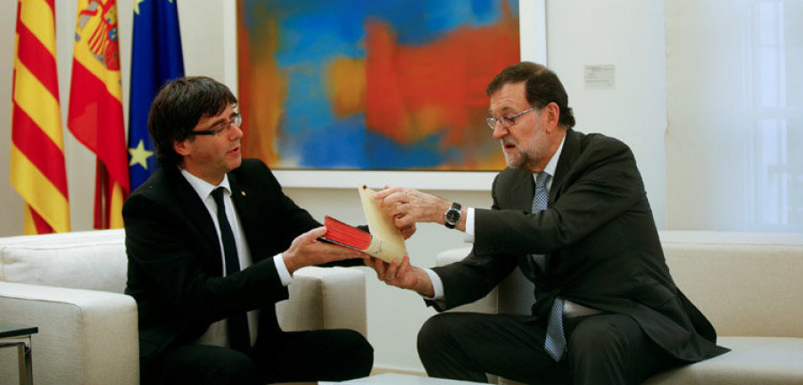 Rajoy y Puigdemont eluden confirmar que mantuvieron una reunión