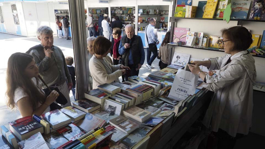 El buen tiempo anima las ventas en el último día de la Feria del Libro ubicada en el Cantón ferrolano