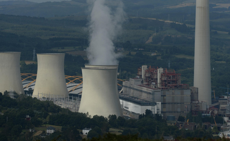 Atraca en el puerto exterior de Ferrol un buque con 165.000 toneladas de carbón para la térmica de Endesa