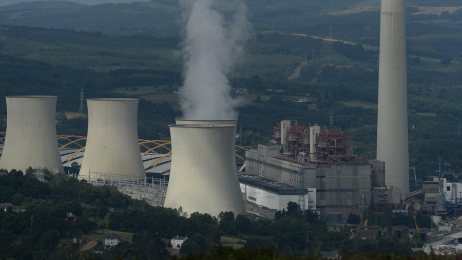 Atraca en el puerto exterior de Ferrol un buque con 165.000 toneladas de carbón para la térmica de Endesa