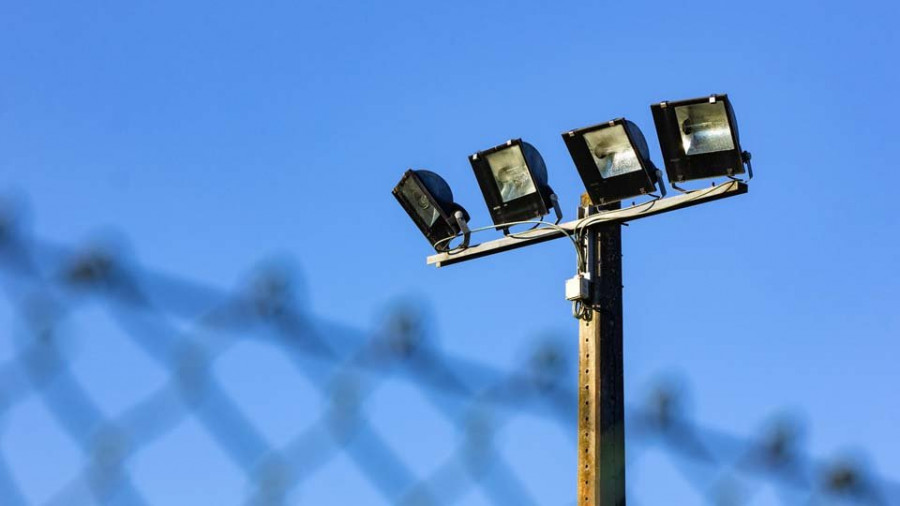 San Sadurniño mejorará las condiciones de luz eléctrica del campo de fútbol y del pabellón