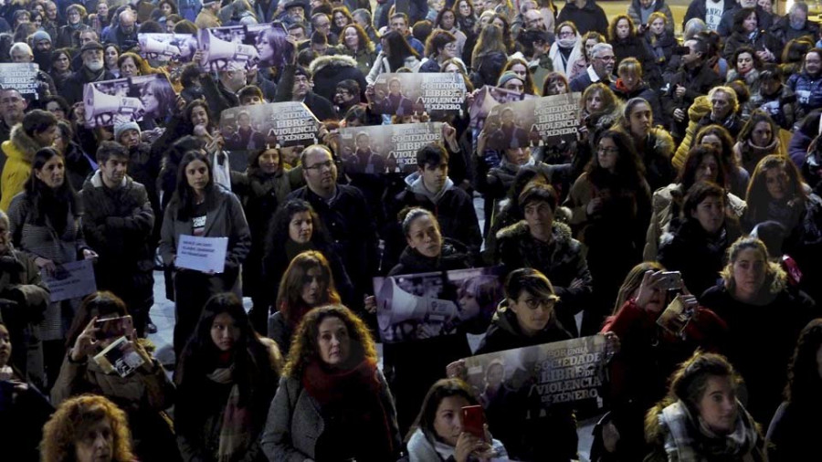 Cientos de personas llenan el Cantón para reclamar los derechos de las mujeres y el respeto a la igualdad
