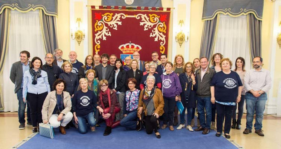 Alumnos del programa senior de la Universidad de Salamanca visitan el campus de Ferrol