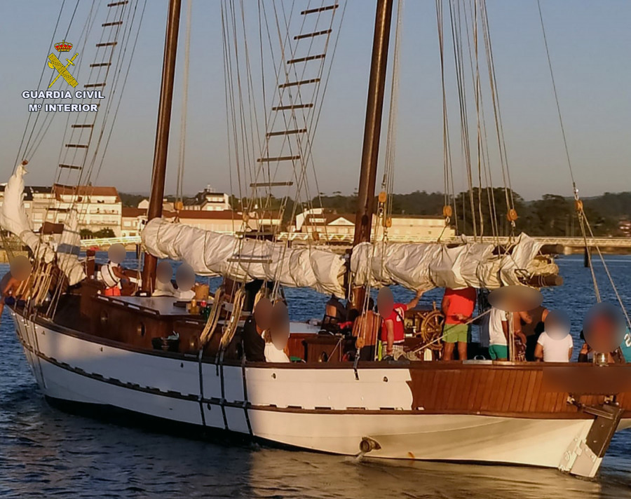 Disuelven una fiesta ilegal en un velero en A Illa en la que participaban 20 personas sin mascarilla ni distancia