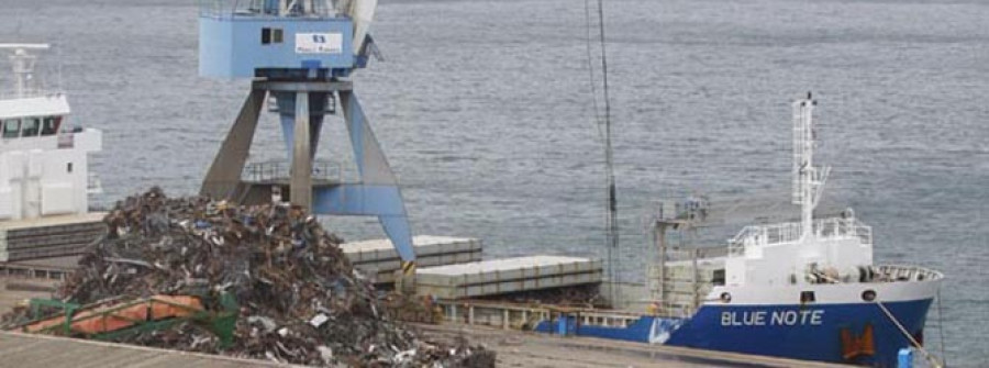 El puerto recibe siete chatarreros con 21.000 toneladas en solo tres días
