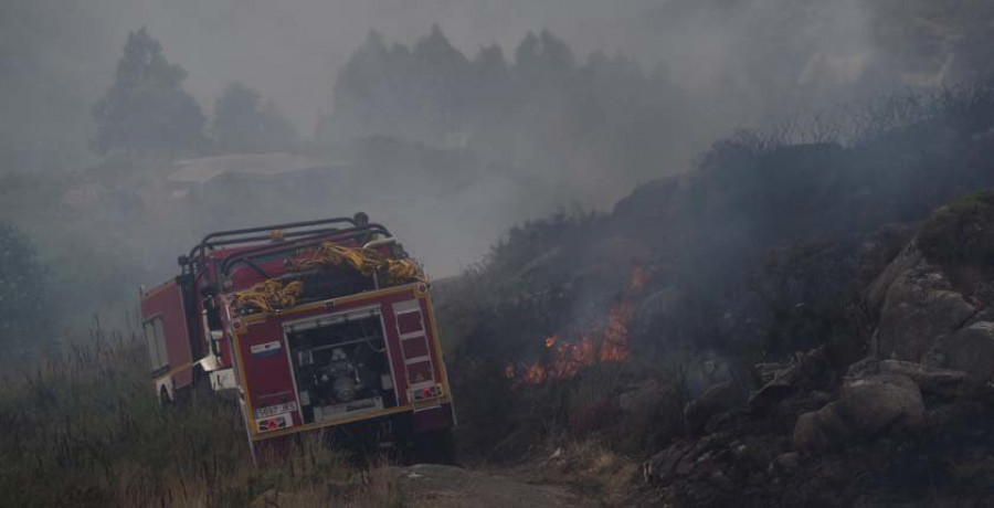 Una tormenta eléctrica causa tres incendios forestales 
en los montes 
de la comarca