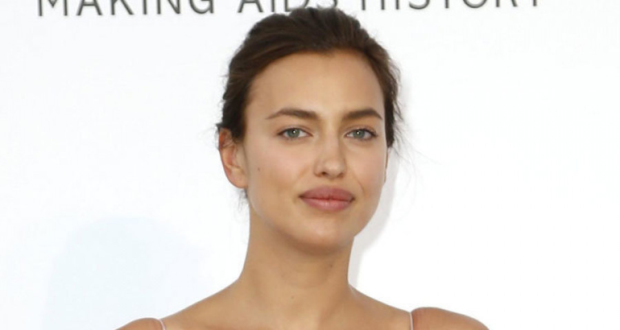 Irina Shayk deslumbra con su vestido en la gala Amfar de Cannes