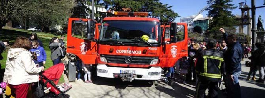 Los bomberos exhiben su poderío en un simulacro  en Amboage