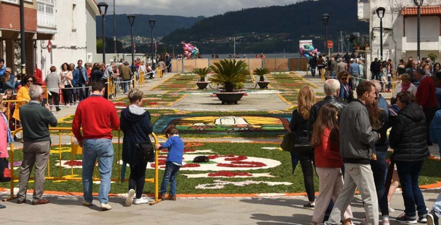 Las alfombras florales volvieron a engalanar las calles de Ares para suscitar el interés de cientos de personas