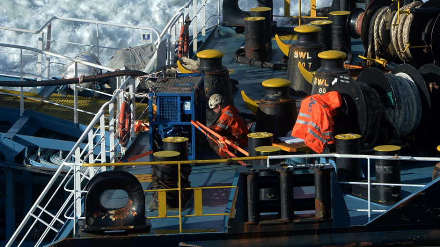 Extraída la mayor parte del combustible del buque varado en la costa de Ares “Blue Star”