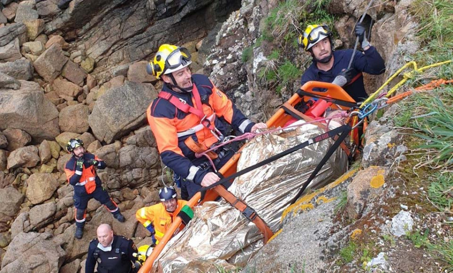 Rescatado un mariscador que se precipitó por un acantilado próximo a cabo Prior, en Ferrol