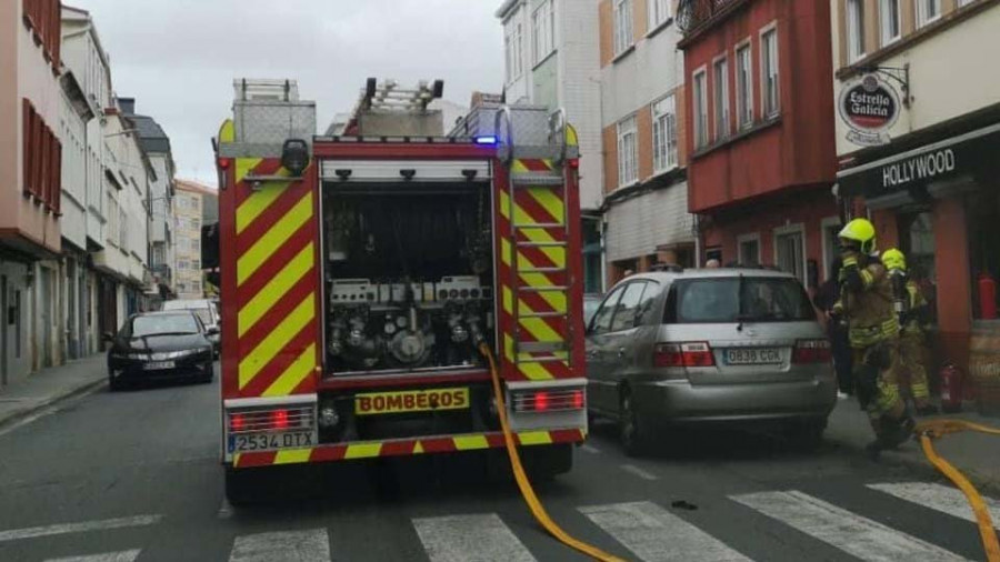 Un incendio en Narón y otro en Valdoviño movilizan a los bomberos de toda la comarca