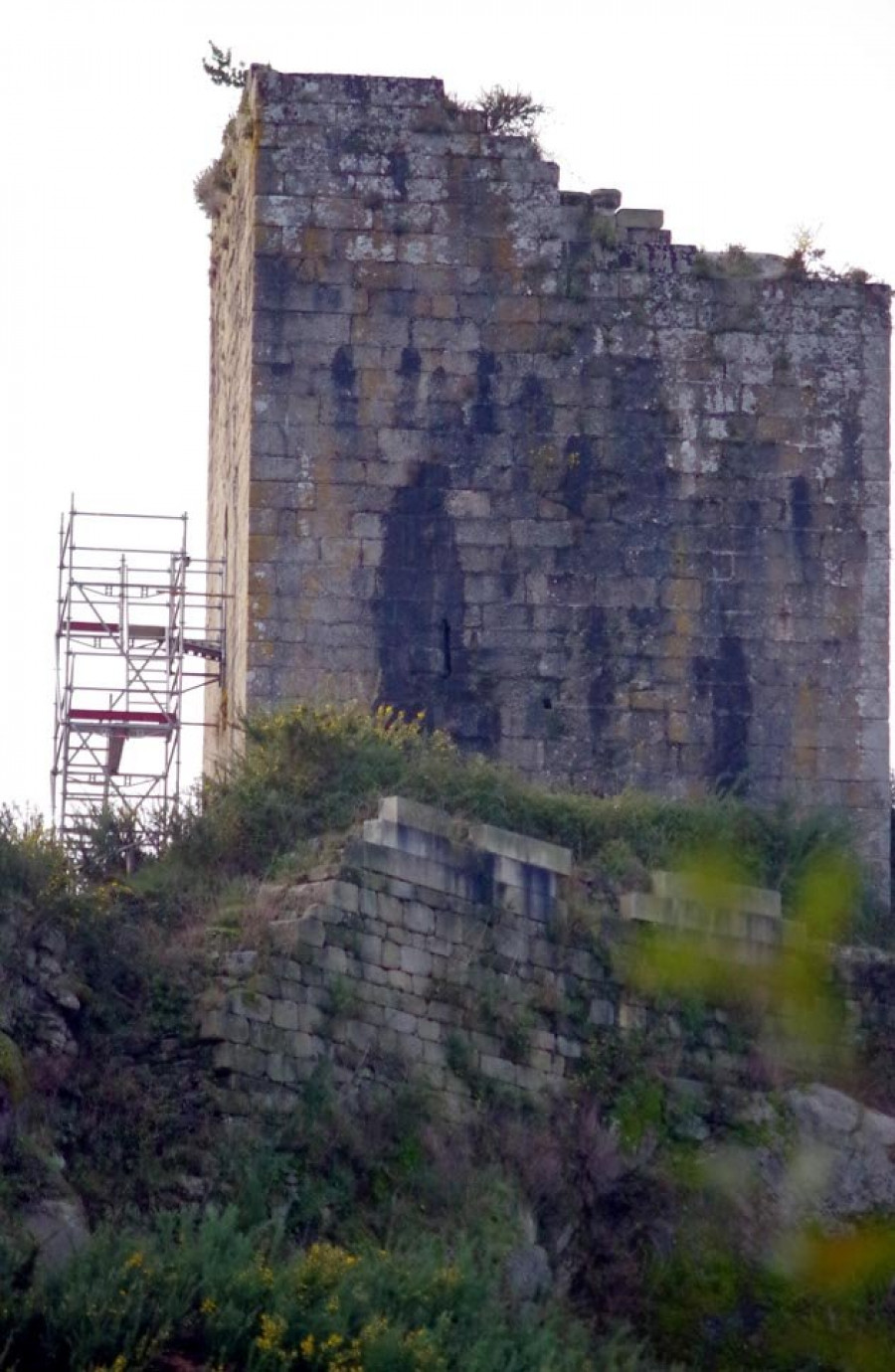 SAN SADURNIÑO - La Consellería de Cultura asegura que el Concello tiene disposición del castillo de Naraío desde 2012