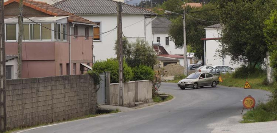 Los vecinos piden la construcción de aceras en la avenida de Piñeiros