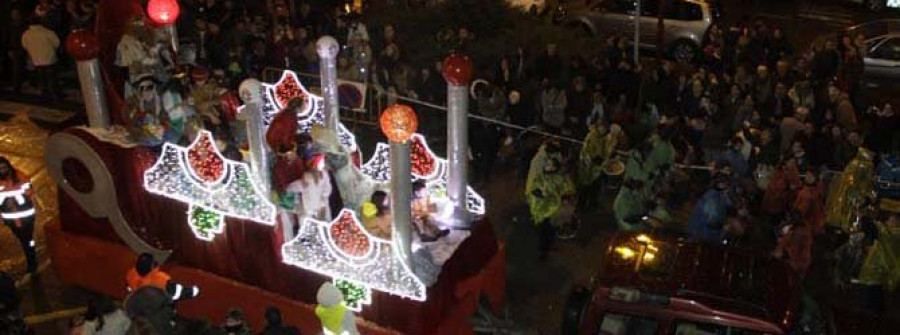 La ciudad desafió al mal tiempo para disfrutar de la cabalgata de Reyes
