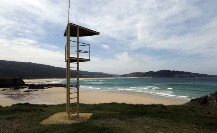 Limpieza “social” en la playa de O Vilar, de Recinor y el Rotary Club