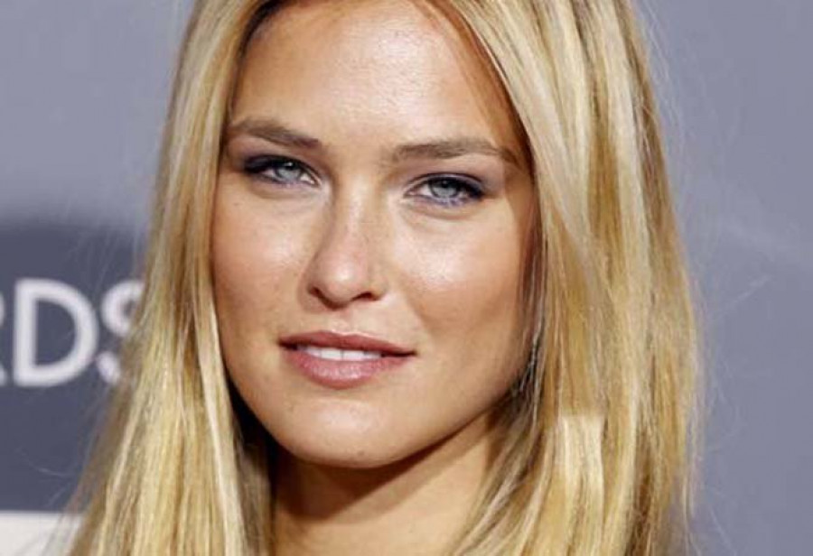 La modelo Bar Refaeli anuncia que está embarazada