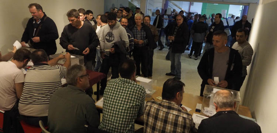 Más de 800 trabajadores de las auxiliares del naval votan por desconvocar la huelga