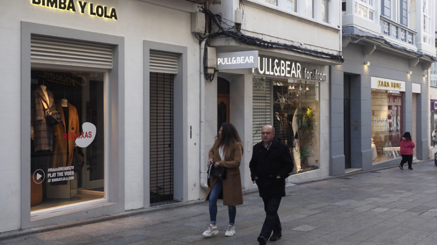 Reportaje | Inicio de rebajas relajado en Ferrol, al no poder abrir todas las tiendas