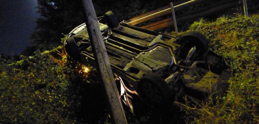 Excarcelan a un conductor tras volcar su coche en Ortigueira