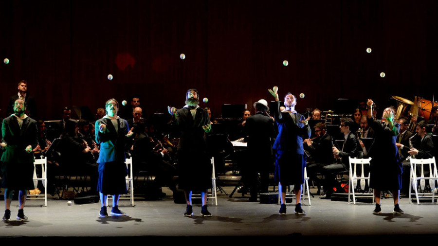 Malabares e música da Banda Ferrolá no Auditorio municipal