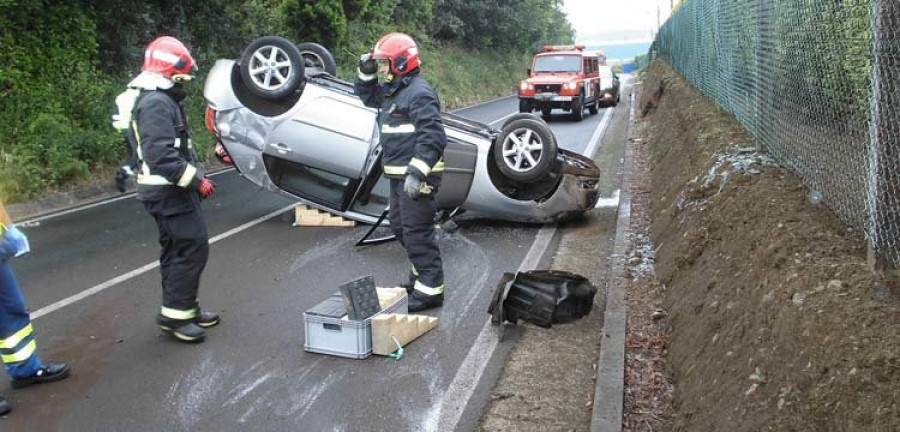 Una conductora resulta herida tras volcar su coche cerca de Río do Pozo