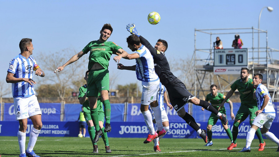 El Racing aprieta al líder