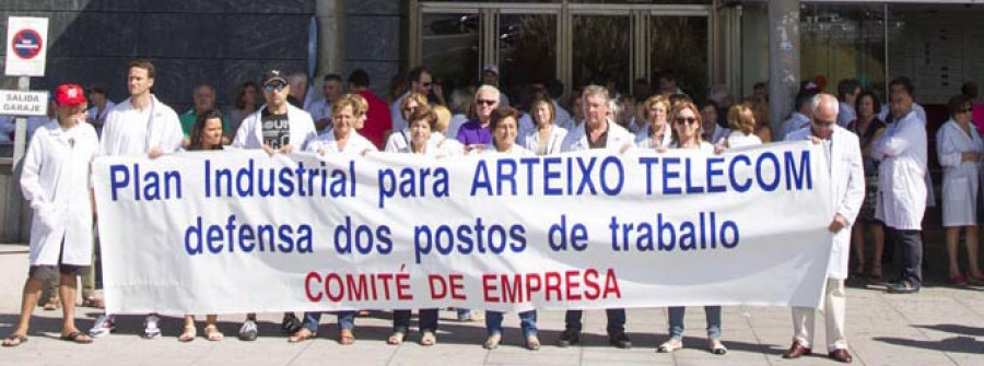 La plantilla de Arteixo Telecom protestó delante del juzgado que tramita su ERE