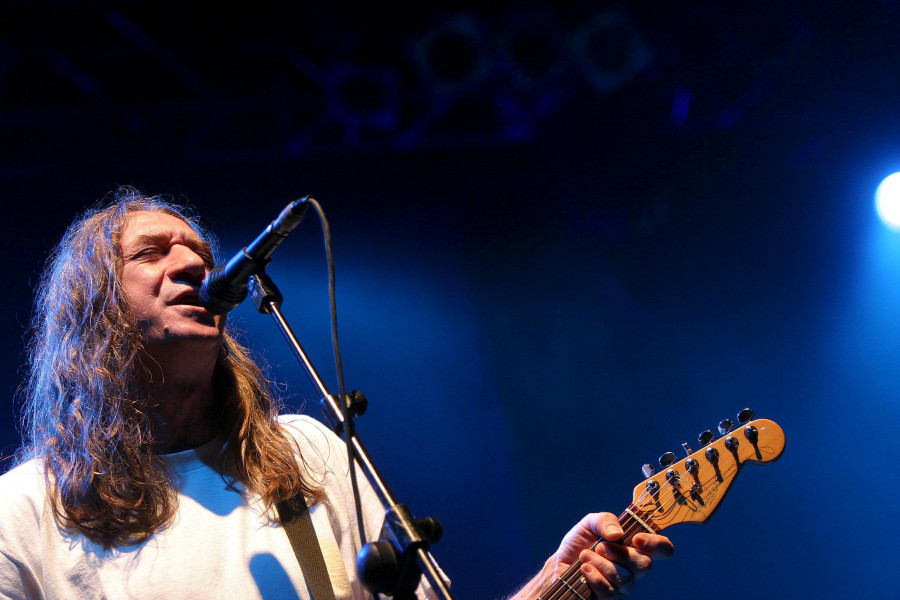 El baterista de Rosendo, Mariano Montero, sortea su batería para luchar contra el cáncer