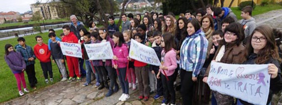 El 25N se conmemoró ayer con marchas y ofrendas florales en distintos puntos de la comarca