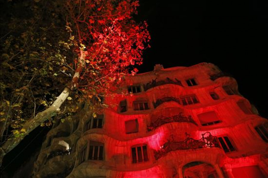 Un total de 38 edificios de Barcelona se iluminan de rojo en el Día del Sida