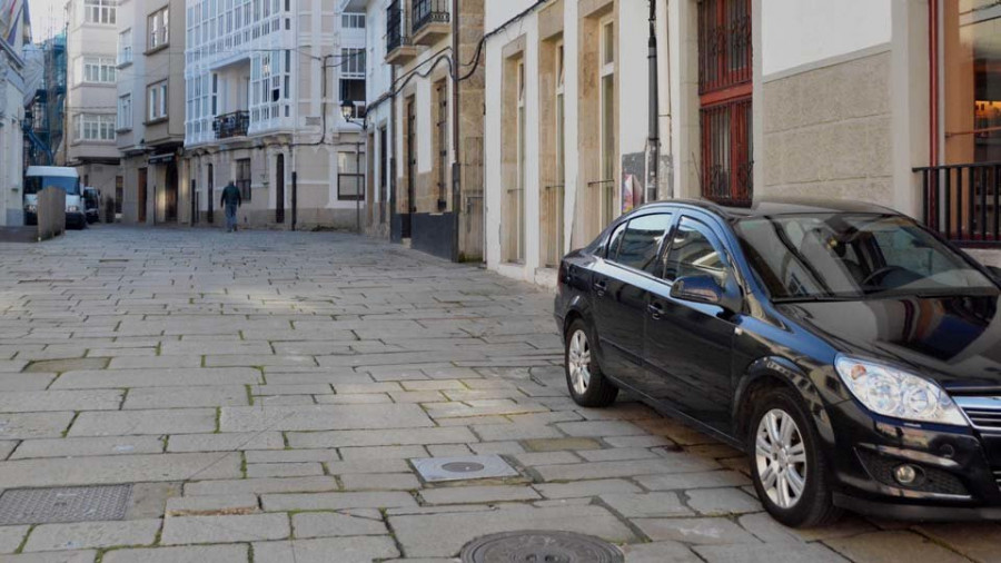 Los vecinos retoman el aparcamiento en la Ciudad Vieja ante la ausencia de control