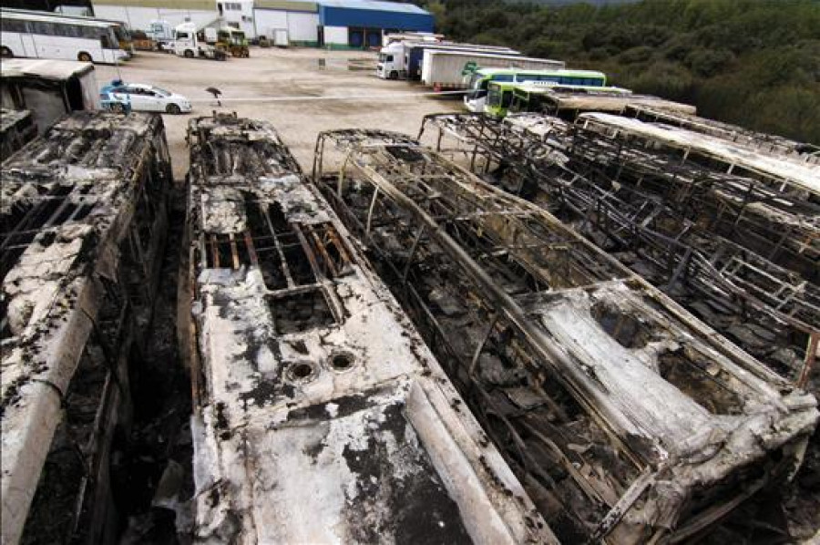 Un incendio calcina 13 autobuses de una empresa en O Porriño