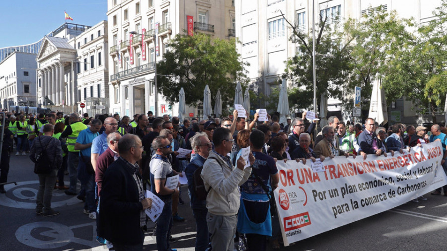 As Pontes lleva hasta la puerta del Congreso la parálisis de Endesa