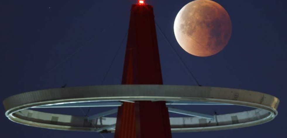 Medio mundo vio cómo la luna se tiñó de rojo en un eclipse total