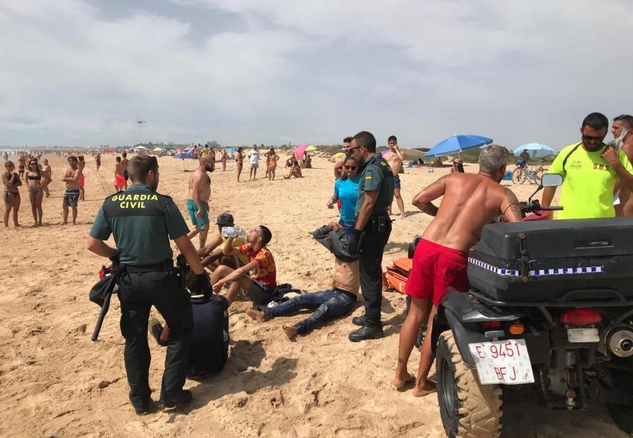 Huyen camuflados con bañador entre veraneantes los ocupantes de una patera que llegó a una playa