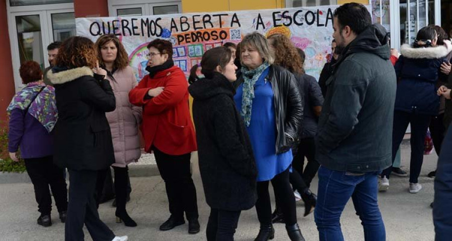 Medio centenar de personas se concentraron en Pedroso contra el cierre de la escuela