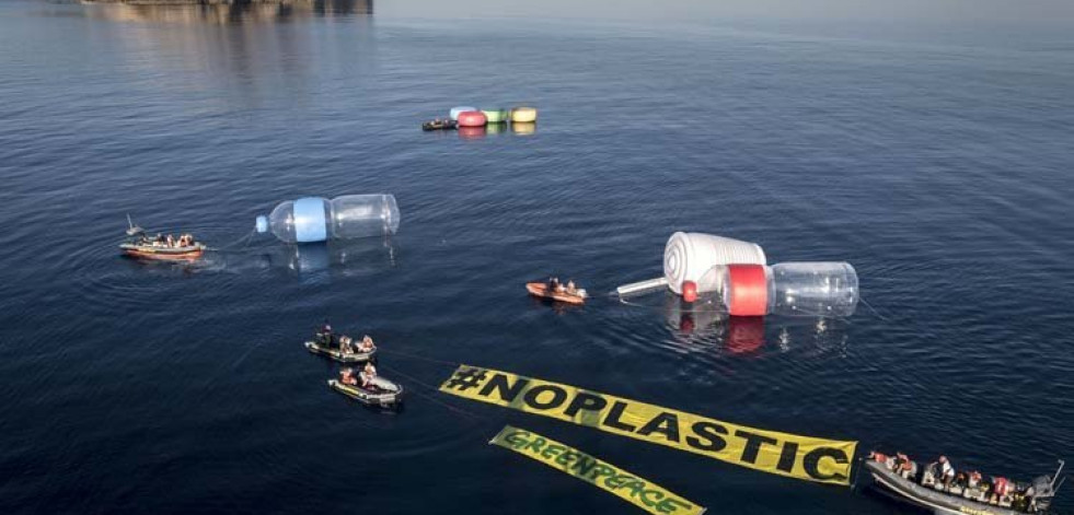 Una botella de plástico puede durar más de 450 años 
en el mar