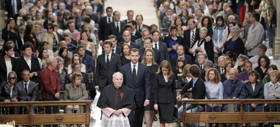 Funeral por las víctimas del tren Alvia. "Galicia y España os llevan en el corazón", dice el arzobispo de Santiago