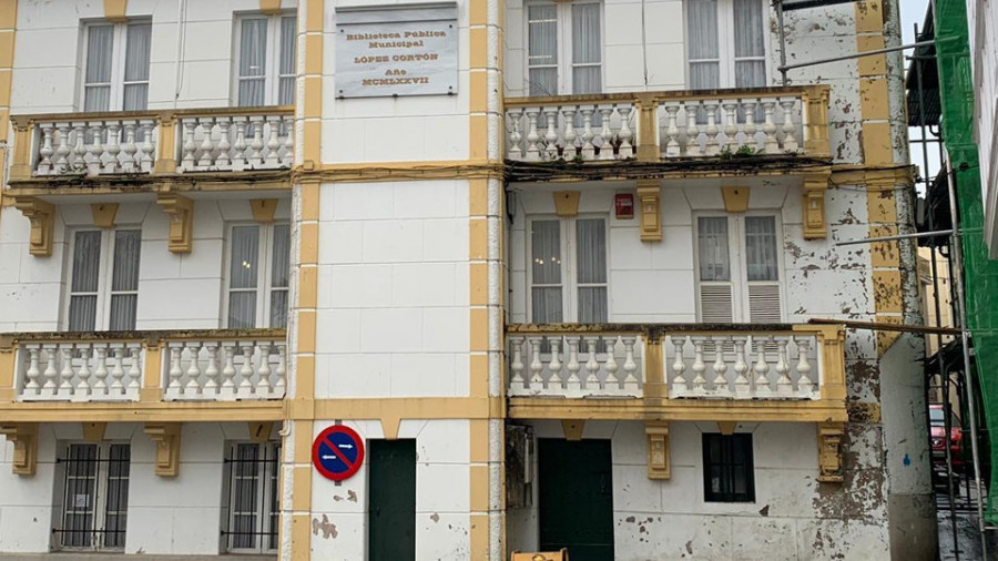 Cedeira procede al pintado exterior del edificio de la biblioteca López Cortón