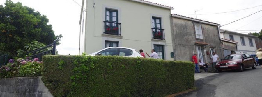 MUGARDOS-Los vecinos apagan un fuego  en una vivienda de San Juan
