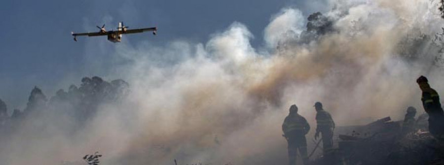 El fuego calcina la ladera de un monte situado entre Perlío y Barallobre