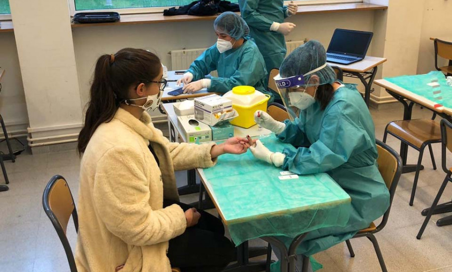 El alumnado del Campus de Ferrol inaugura la campaña voluntaria de test serológicos