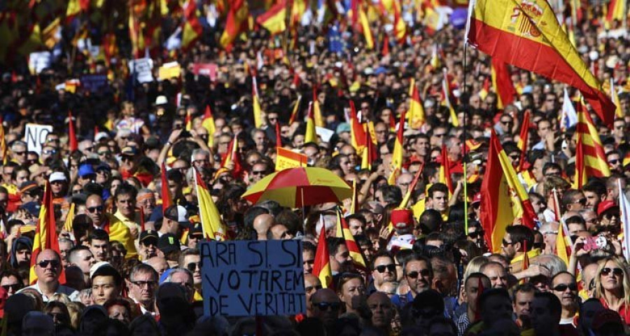 Centenares de miles de catalanes llenan el centro de Barcelona 
para oponerse a 
la independencia