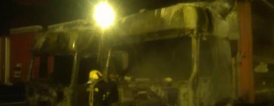 Un incendio calcina las cabezas tractoras de dos camiones del Grupo TT en Río do Pozo