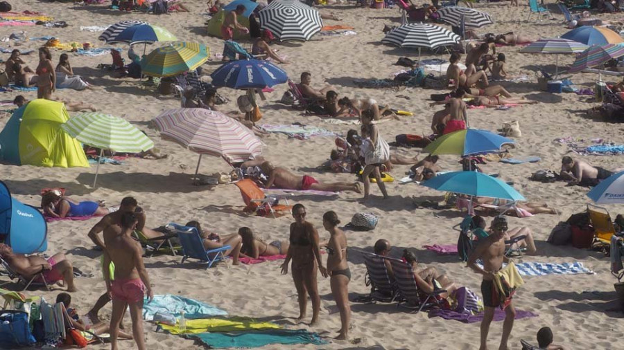 La Diputación financia la limpieza de playas en 13 concellos de la zona