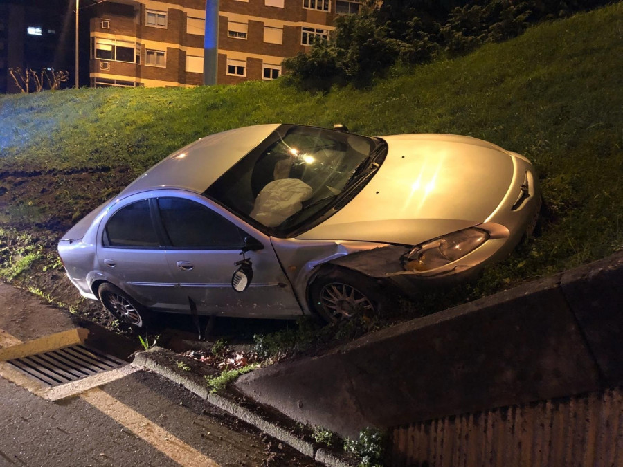 Empotran un coche contra la entrada a un túnel de Vigo y huyen