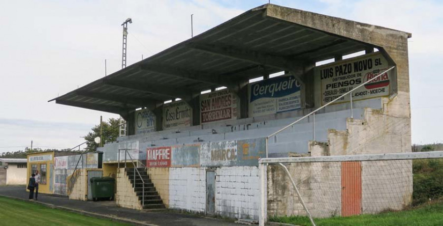 Preocupación en Moeche polo estado nas bancadas do campo de fútbol