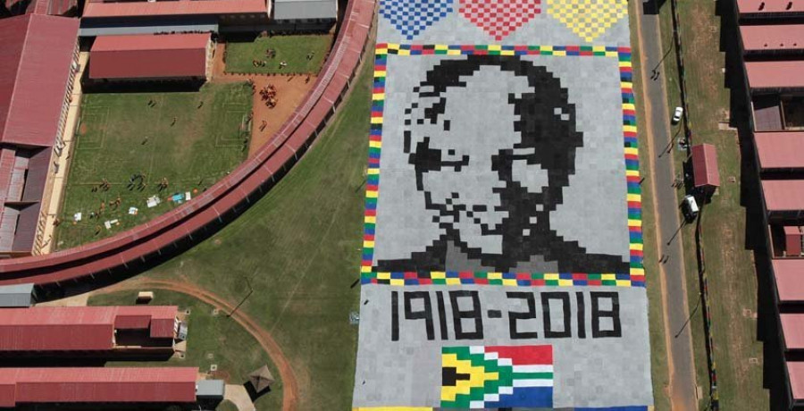 Un retrato de Mandela visible desde el espacio exterior